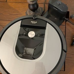 iRobot Roomba 960 Wi-Fi Connected Robotic Vacuum R960020